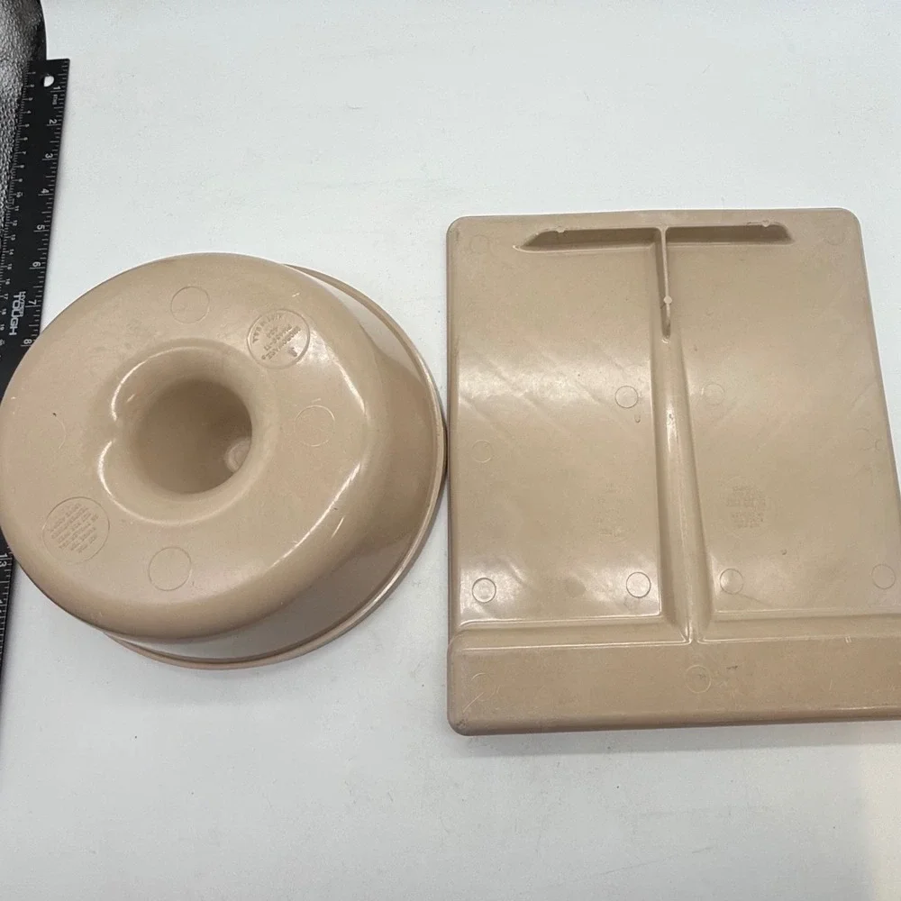 Anchor Hocking Microwave Bacon Rack and Bundt Cake Pan Set Tan PM‎ 469-TI 459-TI